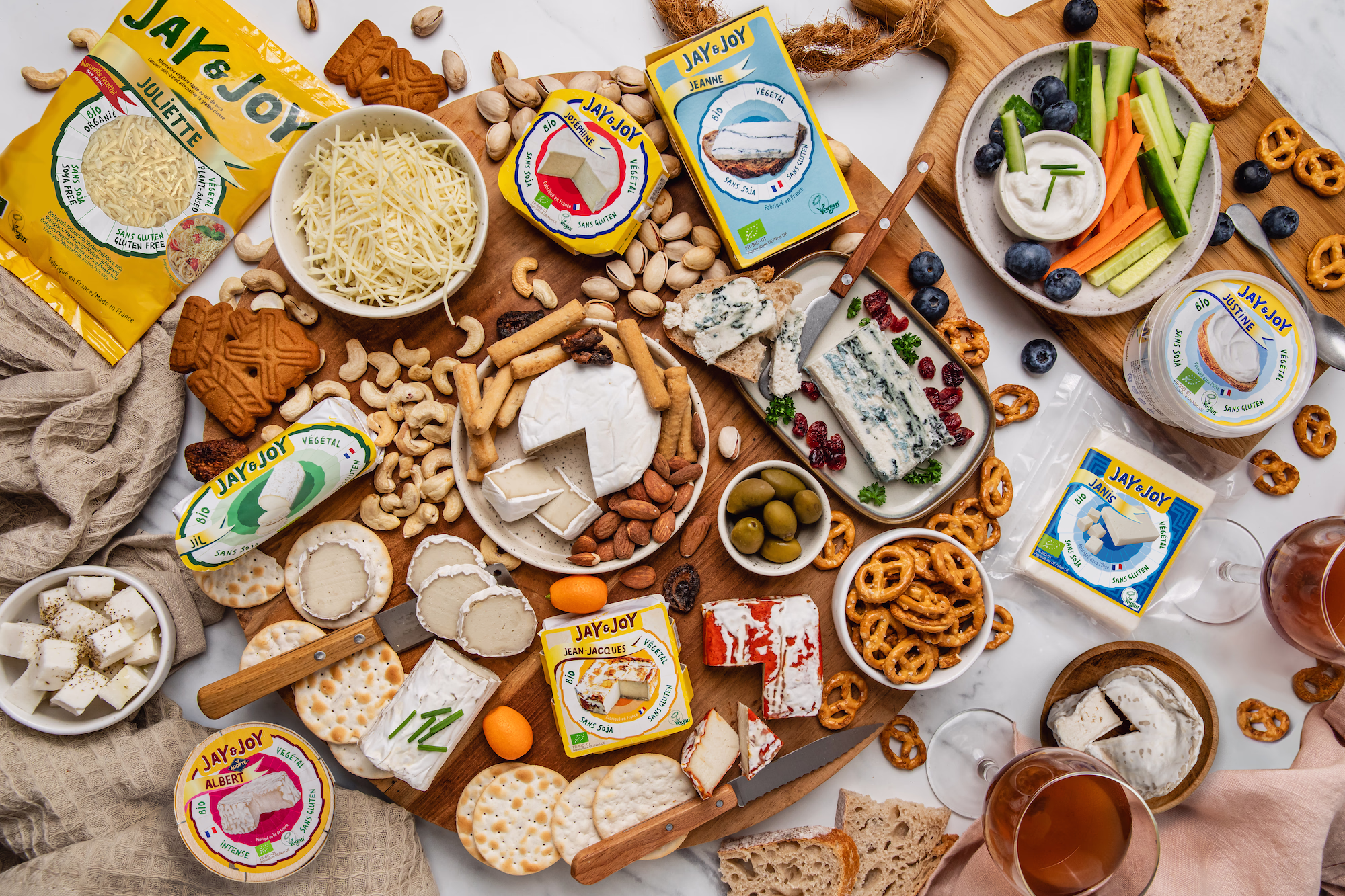 Plateau d'alternatives végétales au fromage Jay & Joy dressé pour la dégustation.